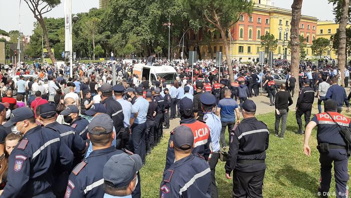 RRITJA E RASTEVE ME COVID-19/ Specialistja e ISHP pranon se u infektuan te protesta për Teatrin