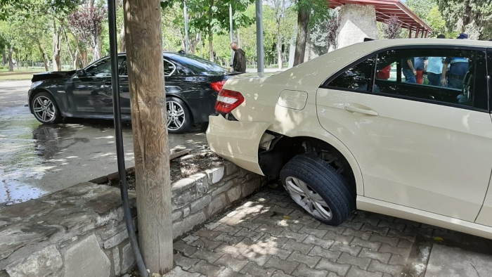 AKSIDENT NË ELBASAN/ BMW-ja del nga rruga dhe përplaset me taksinë, “bëhen copë” të dyja, plagoset një prej drejtuesve (FOTO)