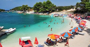 SHPËRTHIMI I RASTEVE ME COVID/ Ministria apel pushuesve: Kujdes në plazh, ashensorët dhe shezlonget…