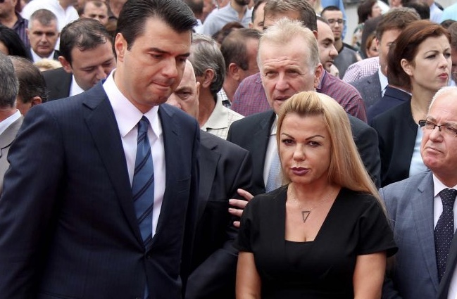 KËRKON PËRJASHTIMIN E GJYQTARES FATMIRA HAJDARI/ Kuvendi: Ushtrim të ndikimit të paligjshëm, miqësi familjare me ish-kryeministrin Berisha