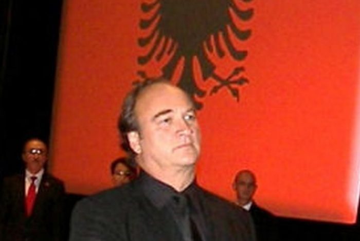 JIM BELUSHI NUK E HARRON SHQIPËRINË/ Hap lokal në SHBA dhe i vendos emrin e veçantë (FOTO)