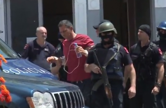 I SHPËTOI ATENTATIT ME SNAJPER USHARAK/ Ardian Çapja lë spitalin e Traumës dhe kthehet në shtëpi
