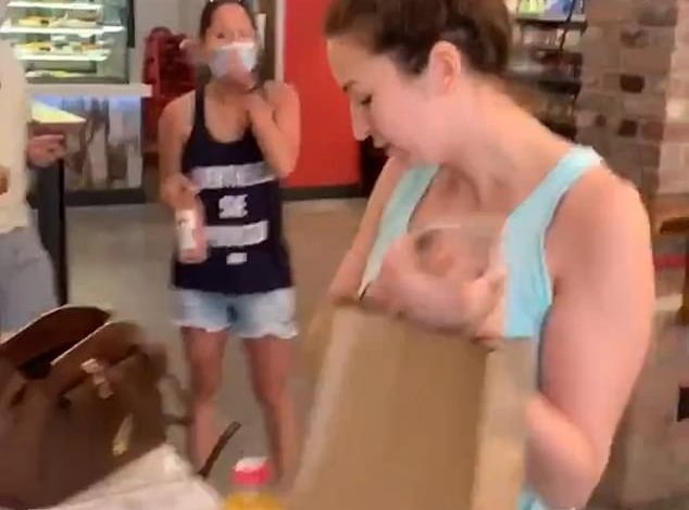 I KËRKOI LLOGARI PËR “MASKAT”/ Gruaja e pështyn në mes të supermarketit