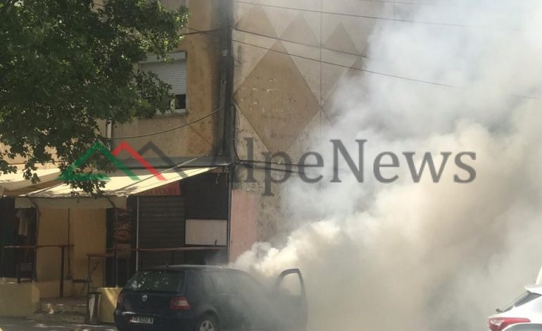 PAMJET/ Merr FLAKË automjeti në Tiranë. Zjarrëfikësit…