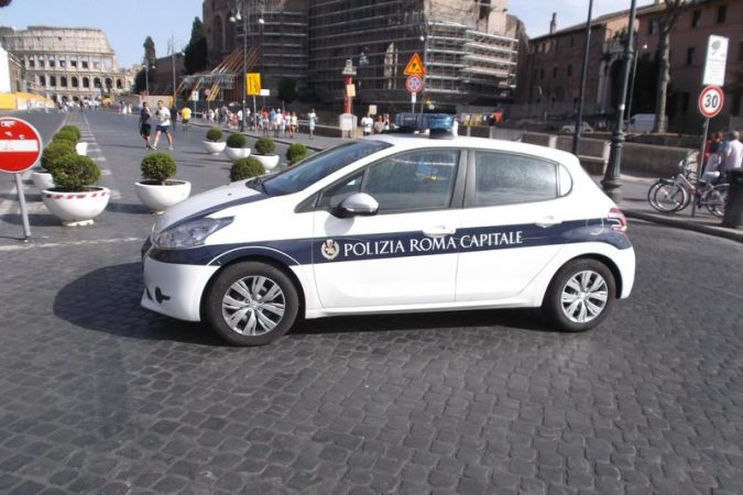 RREH ITALIANIN, E MBYLL NË BALLKON DHE I MERR MAKINËN/ Aventura e prostitutës shqiptare merr fund kur…