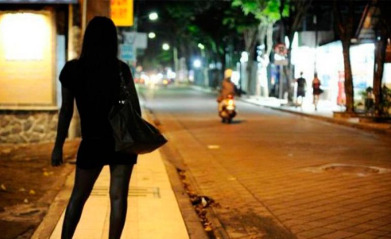 “DO M’KËRKOSH ME QIRI…”/ Zbulohet video e pazareve të prostitucionit në Durrës: Për ç’a kena dal këtu për t’u tallur me ju?