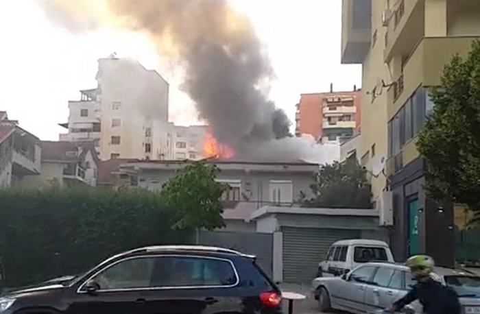 ZJARR NË NJË VILË 4-KATËSHE NË TIRANË/ Momenti kur çaria mbulohet nga flakët. Evakuohen banorët (FOTOT+VIDEO)