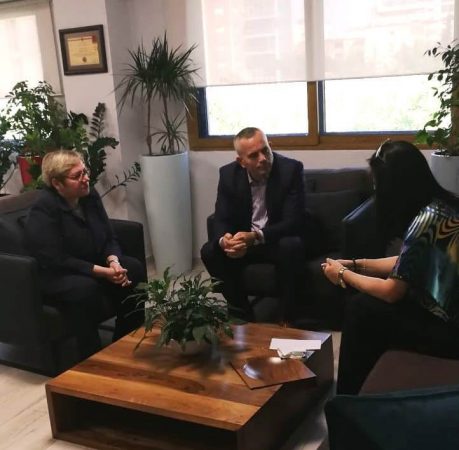 I PUBLIKOI VIDEON ME ARMË/ Ardi Veliu takon nënën e adoleshentit të dhunuar: Jam i keqardhur për komentin tim, nuk më ka shkuar në mendje ta lëndoj