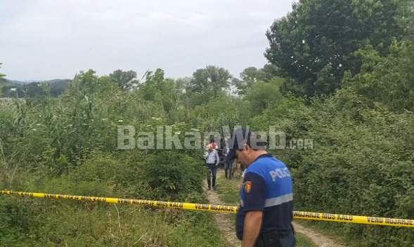 NË MES TË NJË ZONE TË PYLLËZUAR/ Efektivë të krimeve dhe prokurori në vend, ja makina e djegur pas plagosjes në Elbasan (VIDEO+DETAJET)
