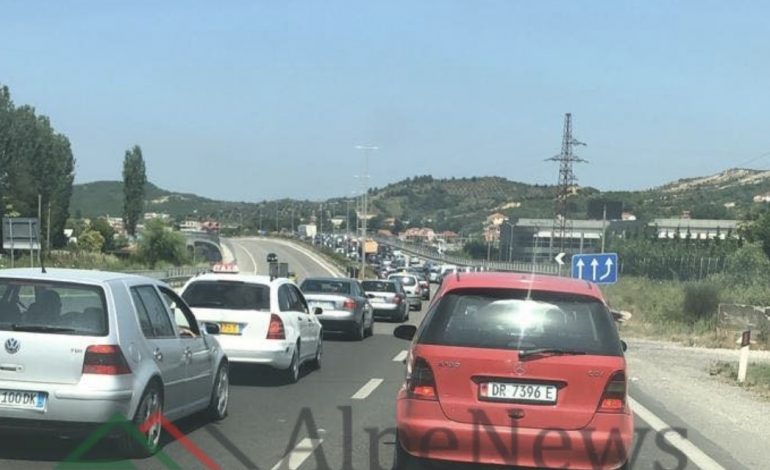 TRAFIKU I RËNDUAR/ Qytetarët i drejtohen… plazheve (PAMJET)
