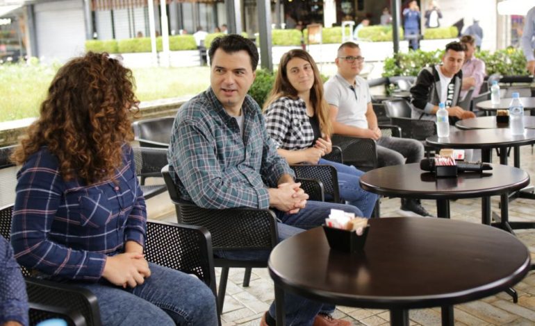 TAKIMI ME MATURANTËT E BERATIT/ Basha: Me mua kryeministër, të gjithë në shkollë të lartë. Ua bëj më të lehtë universitetin