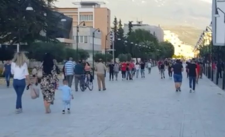 SHTIMI I RASTEVE ME COVID NË VEND/ “Çmenduri” në rrugë, lulishte e baret e Beratit. Qytetarët, grumbullime dhe pa maska (VIDEO+FOTOT)
