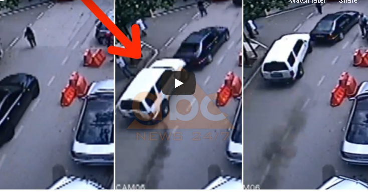 ME SHPEJTËSI “SKËTERRË”/ Momenti kur i riu çan derën e policisë në Elbasan (VIDEO)