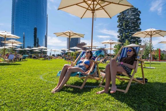 STUDIM/ Kalimi i kohës në diell ul rrezikun e infektimit me koronavirus. Rrezet ultraviolet e vrasin virusin në vetëm…