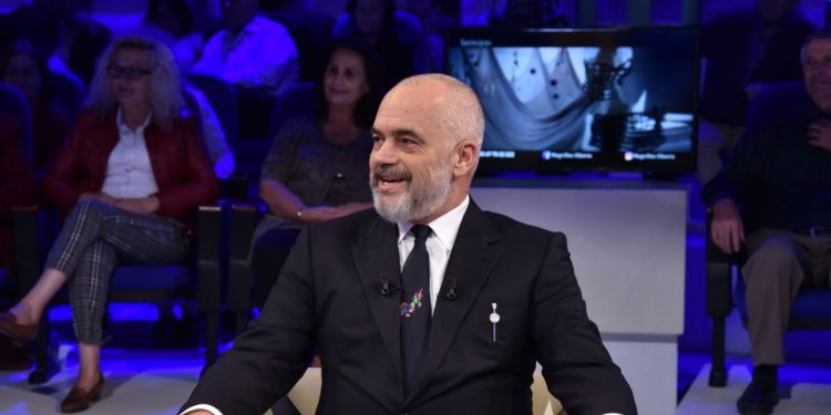 “KEMI HUMBUR 3 VITE KOHË”/ Rama: Rregullat e lojës s’bëhen me molotov, por me dialog