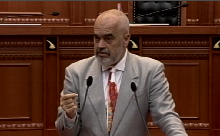 “TË HËNGSHA SHAMINË QË KE NË XHEP”/ Rama ironizon Kujtim Gjuzin: Vetëm mustaqet nuk t’i heqim dot. I vetmi mbret që bërtet