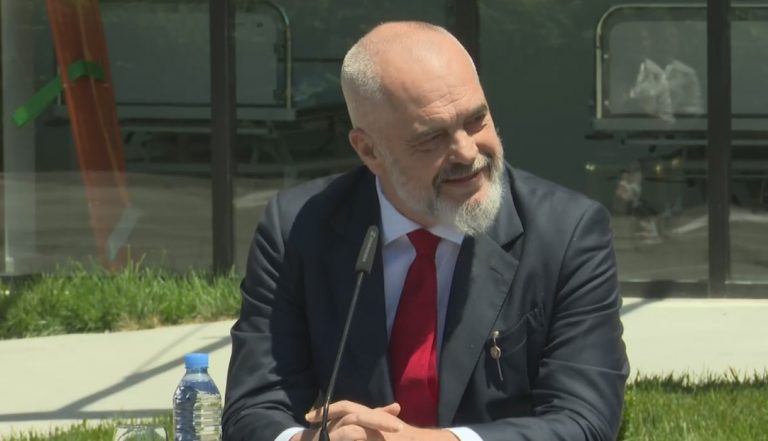 LIVE/ Kryeministri Edi Rama konferencë nga ambientet e spitalit të ri për COVID (VIDEO)
