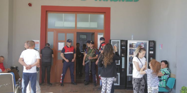 TRAUMA E BLINDUAR ME POLICË/ Ja si ruhet Ardjan Çapja pas atentatit (FOTOT)