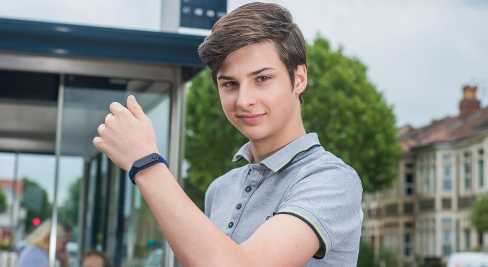 IU INFEKTUAN PRINDËRIT/ Adoleshenti shpik orën që të “mbron” nga Covid-19