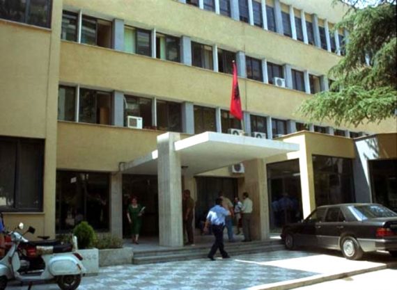 “UNË JAM TERRORISTI I MËNGJESIT”/ Zbardhet dosja, si hynë për të grabitur 6 persona vilën e “Bolit”: Donim të merrnim 4 kg kokainë