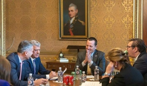 NEW YORK TIMES: Duke shtyrë përpara marrëveshjen Kosovë-Serbi, SHBA i ka “nxehur” aleatët