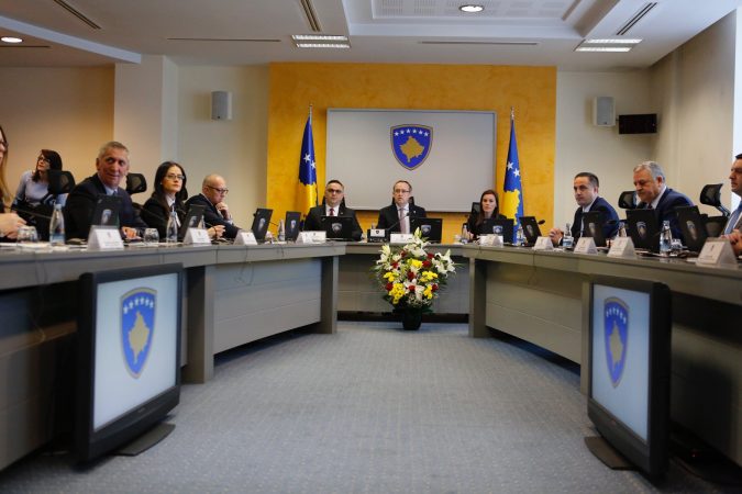 HOTI MERR VENDIMIN E PARË/ Qeveria e Kosovës shfuqizon reciprocitetin me Serbinë