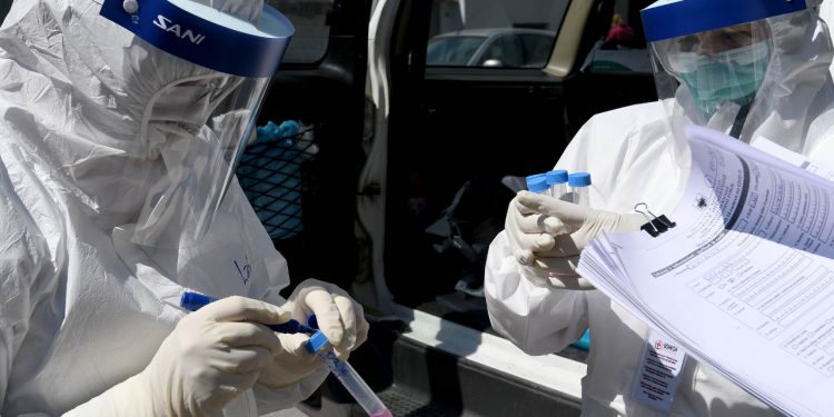 RRITET NUMRI I TË INFEKTUARVE NË ELBASAN/ Preket nga COVID-19 një 73-vjeçare