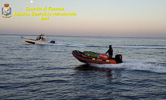 KAPEN 3 TON DROGË NË LECE/ Mediat italiane: Bllokohet gomonia, arrestohen kontrabandistët shqiptarë (FOTOT)