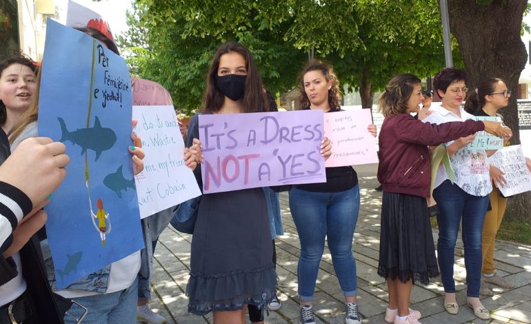 “PËR FËMIJËRINË E VJEDHUR”/ Protesta edhe në Korçë e Sarandë pas abuzimit me të miturën: Forconi dënimin për përdhunuesit (VIDEO)