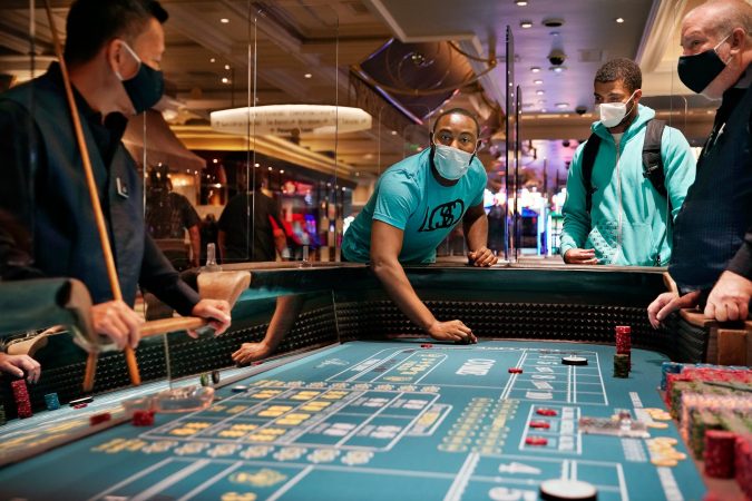 LAS VEGAS I KTHEHET “LOJËS”/ Rihapen kazinotë dhe restorantet, vizitorët respektojnë masat mbrojtëse kundër COVID-19