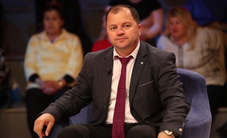 NUK “MBAN” MË/ Lefter Maliqi thirrje për mosbindje civile: Mos iu hapni dyert policëve, deputetët janë nëpunës të beut të Surrelit
