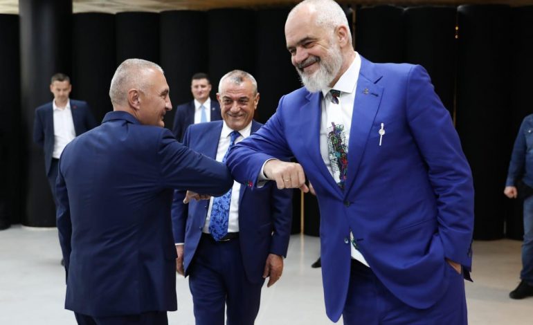“LUFTË BËRRYLASH”/ Rama poston foton e “paqes” me Metën