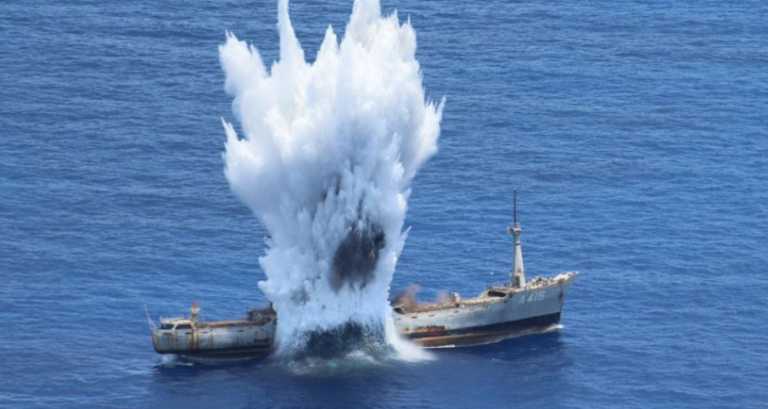 GREQIA I TREGON “MUSKUJT” TURQISË/ Marina bombardon anijen ushtarake, shihni pamjet në det (VIDEO)