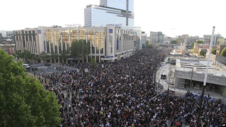 NJË JAVË PAS VDEKJES SË GEORGE FLOYD NË SHBA/ Protestat përhapen nga Parisi në Sidnei (FOTOT)