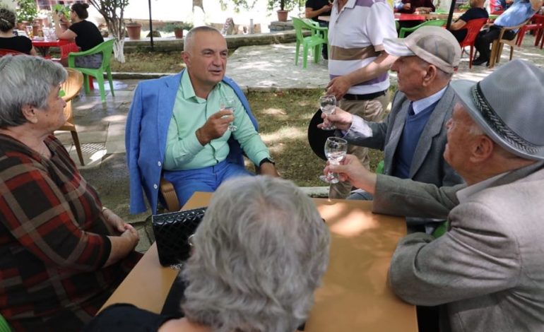 “MOJ RAKI, MOJ SHKRUMB E HI”/ Ilir Meta ia “shtron” në Skrapar. Çfarë po feston?! (VIDEO+FOTOT)