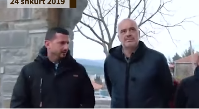 HISTORI SUKSESI/ Rama poston VIDEON e Arbri Gogës bashkë me gruan e tij që u kthyen nga Italia: Një puthje duarsh për emigrantin përmetar…