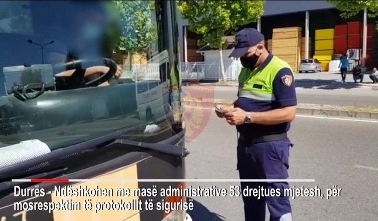 PARANDALIMI I COVID-19/ Policia kontrolle makinave dhe autobusëve të fasonerive në Durrës, ndëshkohen 53 shoferë