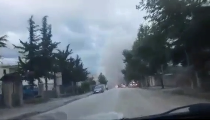 MERR FLAKË MAKINA E PARKUAR NË BERAT/ Shihni si mbulohet nga tymi zona e “Uznovës” (VIDEO)