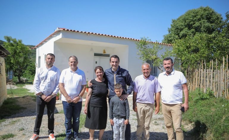 TËRMETI I SHTATORIT/ Veliaj i jep çelësat e banesës së re familjes në Zall-Herr