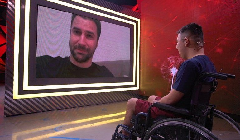 NUK MUND TË ECË PREJ DISA VITESH/ Ish-kapiteni i kombëtares dhe shokët e klasës e surprizojnë në studio