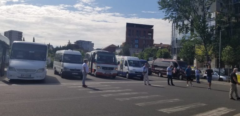 RIFILLIMI I TRANSPORTIT NDËRQYTETAS/ Pak udhëtarë në Tiranë, nuk ka ndryshim të çmimit të biletës