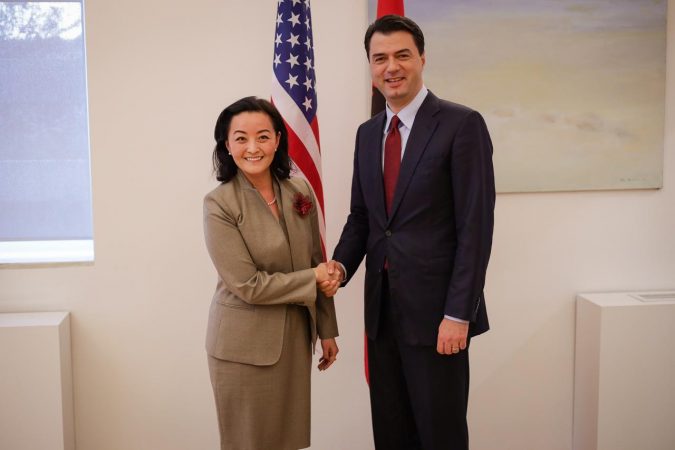 “KJO NUK BËN SENS”/ Ambasadorja e SHBA sqaron pse e thërret Bashën “Luli” dhe jo Lulzim