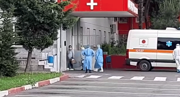 KORONAVIRUSI/ Me urgjencë te Infektivi, mbërrijnë dy të dyshuar me COVID 19 për sot (VIDEO)