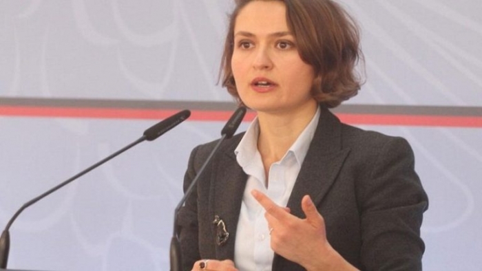 “KTHEHU NGA KE ARDHUR”/ Besa Shahini replikon me opozitën: Nuk i lejoj të më kritikojnë prejardhjen, shitën vendet e punës për mësuesit