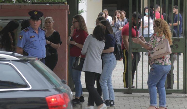 SOT PROVIMI I MATURËS SHTETËRORE/ 32 mijë maturantë do të ulen në bankat e shkollës për zhvilluar testin e matematikës