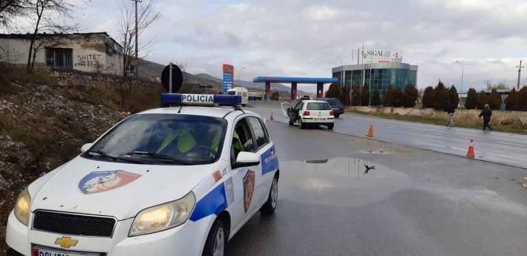AKSIDENT NË TIRANË/ Makina përplas 22-vjecarin me bicikletë, dërgohet me urgjencë në spital