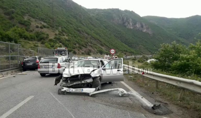 AKSIDENT NË ELBASAN/ Dy automjete bëhen copë, plagosen dy gra (VIDEO)