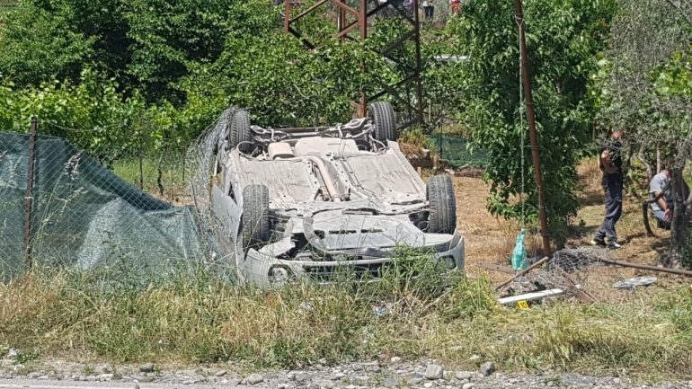 AKSIDENT NË PËRRENJAS/ ”Volkswagen-i” del nga rruga, humb jetën shoferi 32-vjeçar nga Korça