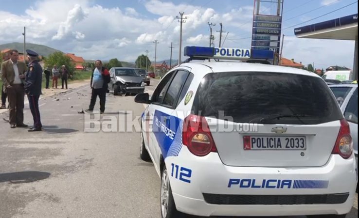 AKSIDENT NË AKSIN KORÇË-POGRADEC/ Përplasen dy makina, 1 i lënduar