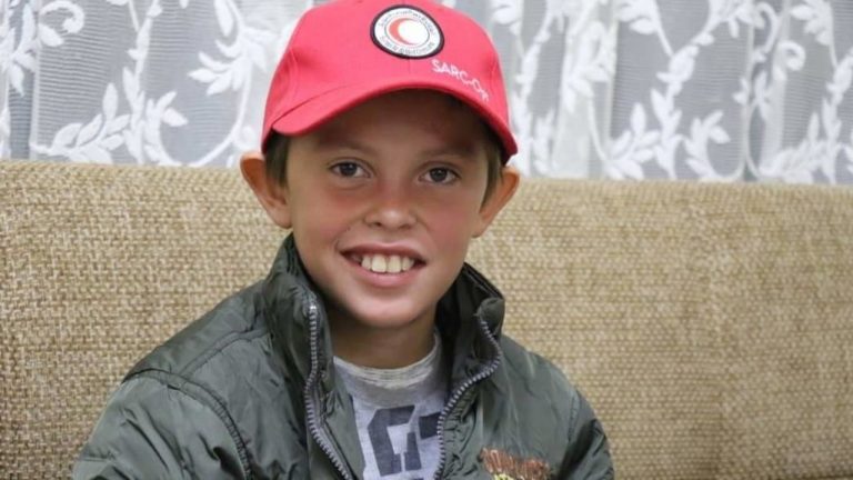 I SHPËTOI KAMPIT SIRIAN/ Alvin Berisha mbërrin në Durrës, shihni si ka ndryshuar (FOTO)